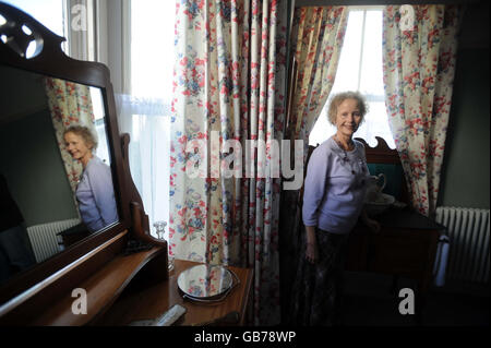 Aeronwy Ellis nella casa dove suo padre Dylan Thomas è nato e vissuto a Swansea, che è stato svelato al pubblico oggi, in quello che sarebbe stato il suo 94 ° compleanno. Foto Stock