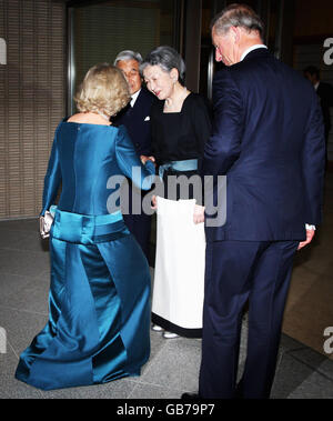 La Duchessa di Cornovaglia è accolta dall'imperatrice Michiko mentre il Principe di Galles e l'Imperatore Akihito guardano sopra, mentre la coppia reale arriva per una cena privata al Palazzo Imperiale, a Tokyo, Giappone. Foto Stock