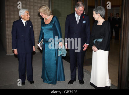 (Da sinistra a destra) l'Imperatore Akihito, la Duchessa di Cornovaglia, il Principe di Galles e l'Imperatrice Michiko, in una cena privata presso il Palazzo Imperiale di Tokyo, Giappone. Foto Stock