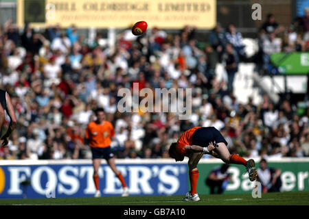 L'umpire riavvia il gioco tra Collingwood Magpies e Fremantle Ancoratori Foto Stock