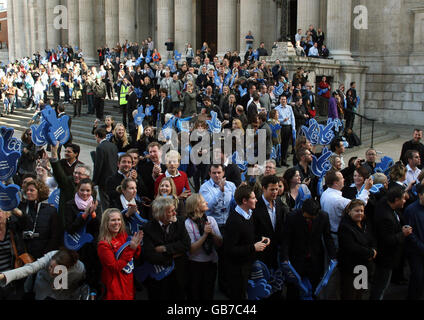 La folla guarda la sfilata vicino alla Cattedrale di St. Pauls durante la Parata degli Eroi Olimpici e Paralimpici a Londra. Foto Stock