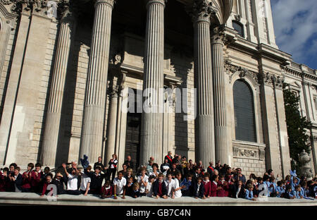 La folla guarda la sfilata vicino alla Cattedrale di St. Pauls durante la Parata degli Eroi Olimpici e Paralimpici a Londra. Foto Stock