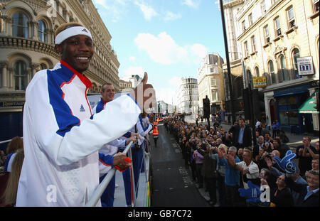 Tre jumper e medaglia d'argento olimpica Phillips Idowu durante la Parata degli eroi Olimpici e Paralimpici a Londra. Foto Stock