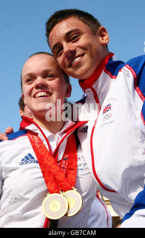 Tom Daley e il nuotatore Paralimpico Eleanor Simmonds durante la sfilata olimpica del Team GB a Trafalgar Square a Londra. Foto Stock