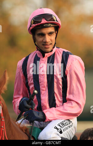 Corse di cavalli - Lingfield Park. Jockey Saleem Golam Foto Stock