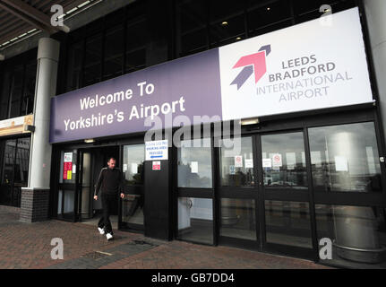 Una vista generale che mostra l'entrata all'Aeroporto Internazionale di Leeds Bradford, West Yorkshire. Foto Stock