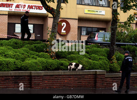 La polizia cerca un'area con un cane da cecchino vicino a Driverline 247 su New Road a New Inn, Pontypool, Galles del Sud. Foto Stock