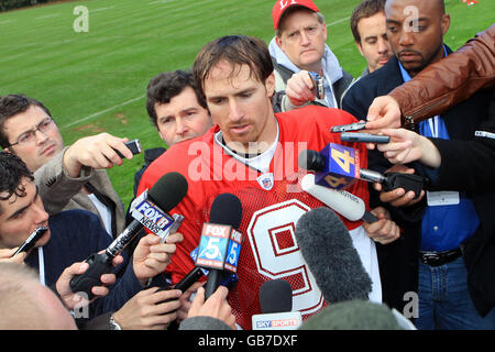 NFL - International Series - New Orleans Saints / San Diego Chargers - Training - The Grove Hotel. Il Quarterback Drew Brees di New Orleans Saints parla alla stampa dopo l'allenamento. Foto Stock
