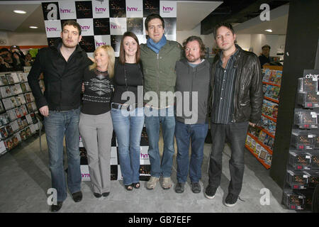 I fan Ann o'Sullivan (seconda a sinistra) e sua figlia Natasha, con la cantante di Snow Patrol Gary Lightbody (terza a destra) e band durante una sessione di firma per i fan di lanciare il loro nuovo album 'A Hundred Million Suns' all'HMV di Dublino. Foto Stock