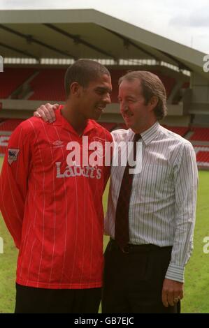 STAN COLLYMORE, NUOVA FIRMA A NOTTINGHAM FOREST CON IL MANAGER FRANK CLARK Foto Stock