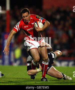 Rugby Union - EDF Energy Cup - Llanelli Scarlets / Bristol Rugby - Stradey Park. Mark Jones di Llanelli viene affrontato da Luke Eves di Bristol durante la partita EDF Energy Cup allo Stradey Park di Llanelli. Foto Stock