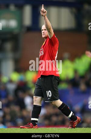 Wayne Rooney di Manchester United punta verso i tifosi del Manchester United Dopo essere stato prenotato per una sfida su Everton's Mikel Arteta Foto Stock