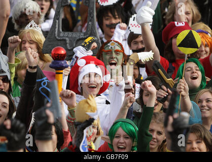 Persone vestite come personaggi dei videogiochi durante il tentativo di rompere il Guinness World Record per il più grande raduno di persone vestite come personaggi dei videogiochi, durante il lancio del terzo London Games Festival e Fringe all'Excel Center di Londra. Foto Stock