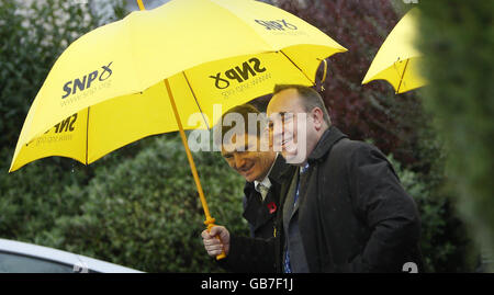 Il primo ministro della Scozia, Alex Salmond, candidato alle elezioni presidenziali di destra e SNP Glenrothes, Peter Gran, arriva per un incontro con il residente locale e il nome del primo ministro, Gordon Brown, che sta sostenendo il partito SNP nelle prossime elezioni, a Glenrothes, Fife, Scozia. Foto Stock