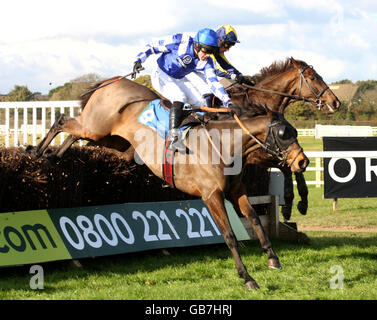 Merchant Red (nearside), guidato da Dominic Elsworth, conduce Lease Lend oltre l'ultima recinzione per vincere bet365.com Beginners Chase all'ippodromo di Wetherby. Foto Stock