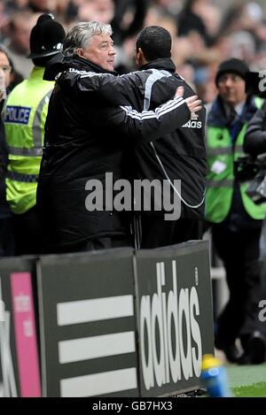 Il manager di Newcastle United Joe Kinnear (a sinistra) si congratula con il suo assistente Chris Hughton dopo il fischio finale. Foto Stock