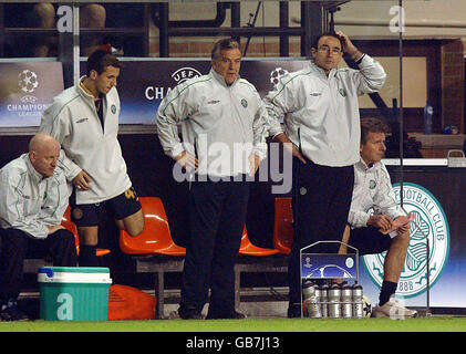 Calcio - UEFA Champions League - Gruppo A - Anderlecht v Celtic. Una panchina celtica frustrato (2° l sotto Liam Miller, assistente John Robertson e manager Martin o'Neill) Foto Stock