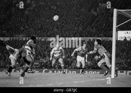 L'attaccante del Manchester United Brian McClair, a sinistra, a metà nascosto, segna con una testata che batte il portiere del QPR David Seaman. Foto Stock