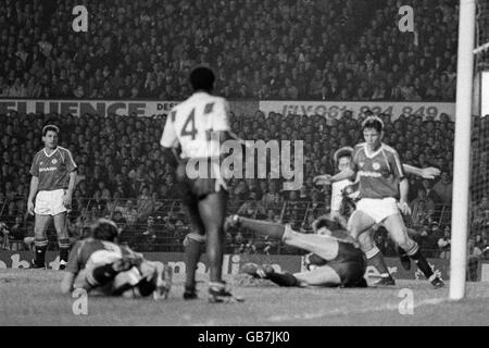 Il portiere dei Queens Park Rangers David Seaman salva dal due attaccante di gol del Manchester United, Brian McClair (a sinistra). Foto Stock