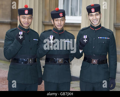 Soldati dai Gurkha Rifles (da sinistra a destra) Lance Corporal Bhimbahadur Gurung, Corporal Mohansing Tangnami e Corporal Agnish Thapa fuori Buckingham Palace a Londra dopo aver ricevuto tutti la Croce militare per il servizio in Afghanistan Queen Elizabeth II Foto Stock