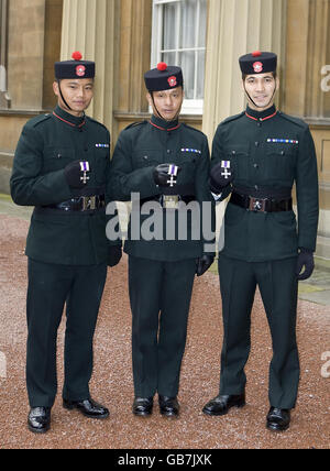 Soldati dei Gurkha Fucili (da sinistra a destra) Lance Corporal Bhimbahadur Gurung, Corporal Mohansing Tangnami e Corporal Agnish Thapa fuori di Buckingham Palace a Londra dopo che tutti hanno ricevuto la Croce militare per il servizio in Afghanistan dalla Regina Elisabetta II Foto Stock