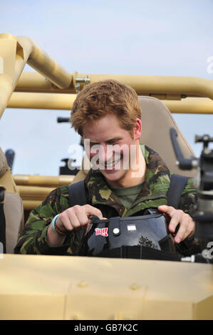 Il principe Harry si strinse in un veicolo Jackal dell'esercito mentre lascia il lancio della sfida di Khumbu di esercitazione, a Devonport dell'HM a Plymouth. Foto Stock