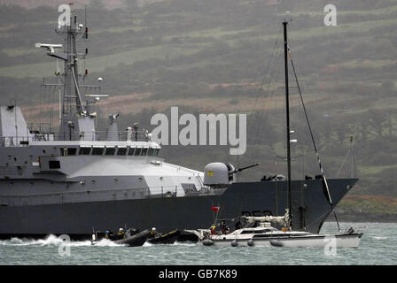 Lo yacht di lusso "Dances with Waves", che ieri è stato sequestrato al largo della costa occidentale dell'Irlanda, trasportando una enorme quantità di cocaina, è scortato nel porto di Castletown Bere dalla nave navale irlandese le Niamh. Foto Stock