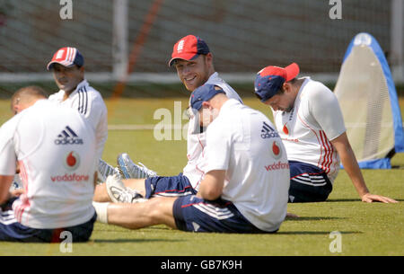 L'inglese Andrew Flintoff (centro) sorride durante la sessione di reti al Brabourne Stadium di Mumbai, India. Foto Stock