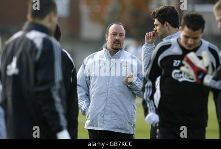 Calcio - UEFA Champions League - Quarter Final - First leg - Liverpool v Chelsea - Liverpool Training - Melwood. Il direttore di Liverpool Rafael Benitez durante una sessione di formazione al Melwood Training Ground, Liverpool. Foto Stock