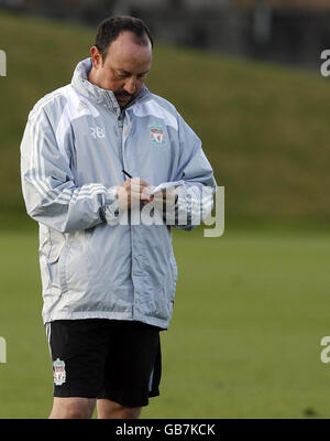 Calcio - UEFA Champions League - Quarter Final - First leg - Liverpool v Chelsea - Liverpool Training - Melwood. Il direttore di Liverpool Rafael Benitez durante una sessione di formazione al Melwood Training Ground, Liverpool. Foto Stock