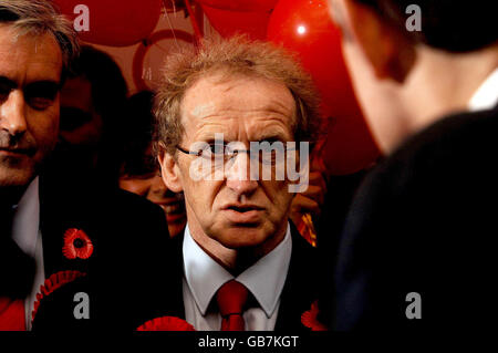 Il candidato laburista Lindsay Roy, vincitore della by-elezione di Glenrothes, ha incontrato i membri del pubblico e della stampa durante un tour del Kingdom Shopping Centre a Glenrothes. Foto Stock