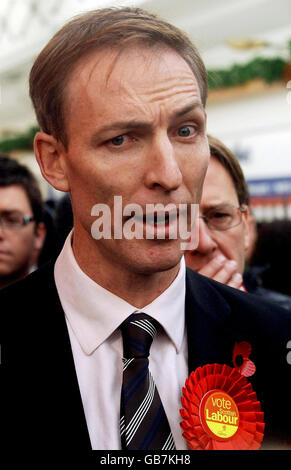 Il segretario scozzese Jim Murphy MP si unisce a Glenrothes per elezione vincitore del candidato laburista Lindsay Roy quando ha incontrato i membri del pubblico e la stampa durante un tour del Kingdom Shopping Center a Glenrothes. Foto Stock