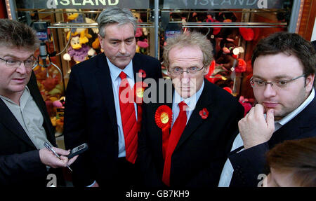 Il candidato laburista Lindsay Roy, vincitore della by-elezione di Glenrothes, ha incontrato i membri del pubblico e della stampa durante un tour del Kingdom Shopping Centre a Glenrothes. Foto Stock