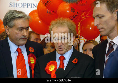 Glenrothes vincitore per le elezioni candidato laburista Lindsay Roy (centro) con il segretario scozzese Jim Murphy MP (a destra) durante la loro visita al Kingdom Shopping Centre di Glenrothes. Foto Stock