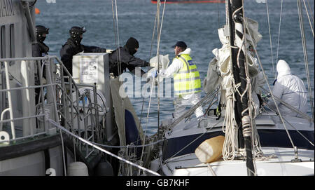 Il personale navale armato rimuove mezzo miliardo di euro (403 m) di cocaina che è stata sequestrata da uno yacht al largo della costa occidentale dell'Irlanda, nel porto di Castletown Bere in Co. Cork. Foto Stock