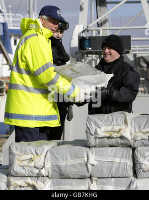 Il personale navale armato rimuove il mezzo miliardo di euro (403 m) di cocaina che è stata sequestrata da uno yacht al largo della costa occidentale dell'Irlanda, nel porto di Castletown Bere in Co. Cork. Foto Stock