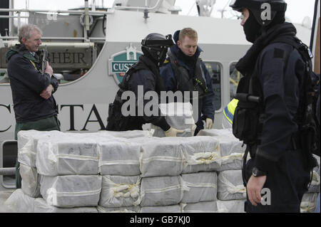 403 m) di cocaina che è stata sequestrata da uno yacht al largo della costa occidentale dell'Irlanda, nel porto di Castletown Bere in Co. Cork. Foto Stock