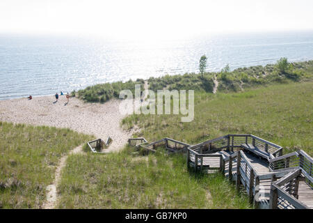 Il lungomare e la scala che porta al lago Michigan da dune di sabbia in Muskegon parco dello stato. Foto Stock