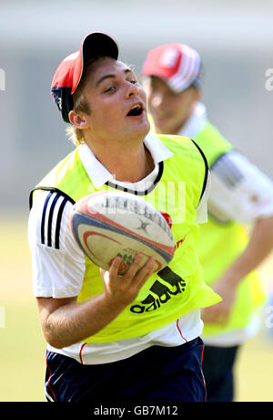 L'inglese Luke Wright ama giocare a rugby durante la sessione di Nets al Brabourne Stadium di Mumbai, India. Foto Stock