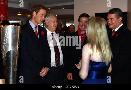 (In senso orario da sinistra a destra) il principe William, accompagnato da ufficiali gallesi del Rugby Union, Dennis Gethin, Roger Lewis e David Pickering, parla con l'arpista reale Claire Jones prima di guardare il Galles a prendere il Sud Africa al rugby di oggi. Foto Stock