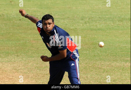 Cricket - Warm Up Match - Mumbai Cricket Presidente dell Associazione XI v Inghilterra XI - Brabourne Stadium - Mumbai Foto Stock