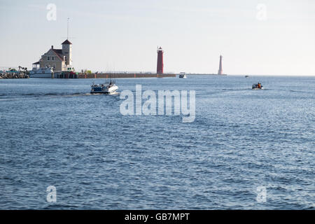 Barche nel lago di canale di Muskegon viaggiando per e dal Lago Michigan. Foto Stock