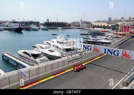 Motor Racing - Gran Premio d'Europa - Valencia. Il pilota Ferrari Felipe massa guida oltre il habour, durante il Gran Premio d'Europa di Valencia, in Spagna. Foto Stock
