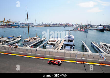 Il pilota ferrarista Felipe massa supera il porto, durante il Gran Premio d'Europa di Valencia, in Spagna. Foto Stock