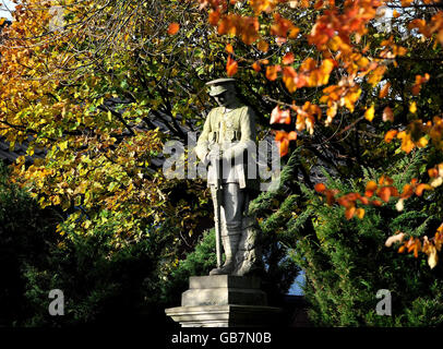 Il memoriale di guerra a Shieldfield a Newcastle come la nazione ricorda il giorno dell'Armistizio. Foto Stock