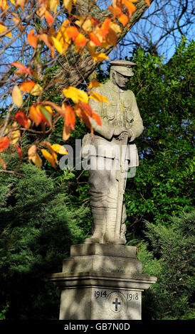 Il memoriale di guerra a Shieldfield a Newcastle come la nazione ricorda il giorno dell'armistizio. Foto Stock