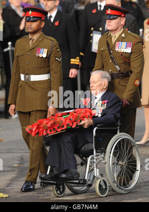 Uno dei tre ultimi veterani sopravvissuti della prima guerra mondiale, Harry Patch, 110, con Johnson Beharry VC (lasciato alla cerimonia di commemorazione del giorno dell'armistizio al Centotaph a Whitehall, Londra. Foto Stock
