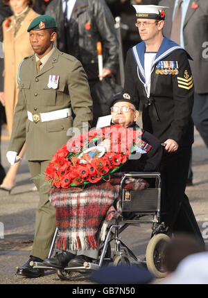 Uno dei tre ultimi veterani sopravvissuti della prima guerra mondiale, Bill Stone, 108, alla cerimonia di commemorazione del giorno dell'armistizio al Centotaph di Whitehall, Londra. Foto Stock