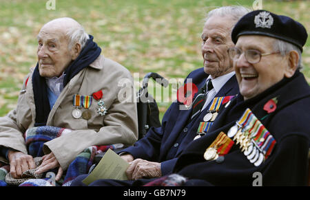 I veterani della prima guerra mondiale Henry Allingham (a sinistra), Harry Patch (al centro) e Bill Stone posano per i fotografi prima di partecipare al 90° anniversario dell'Armistice Day nel centro di Londra. Foto Stock