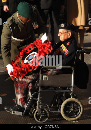 Uno dei tre ultimi veterani sopravvissuti della prima guerra mondiale, Bill Stone, 108, alla cerimonia di commemorazione del giorno dell'armistizio al Centotaph di Whitehall, Londra. Foto Stock